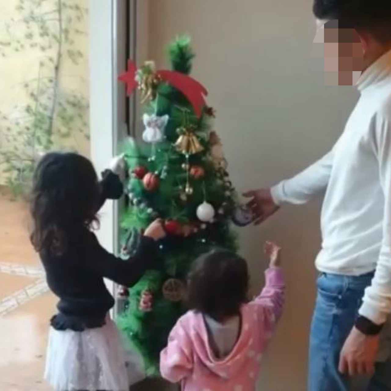 Noelia, Triana y José Antonio Reyes decorando el árbol de Navidad.