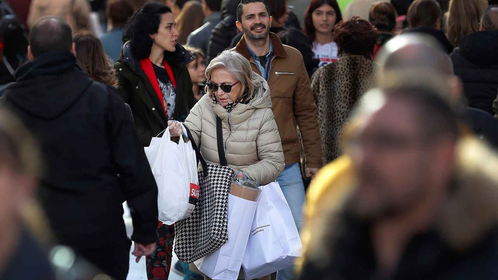 Los madrileños ultiman este 23 de diciembre sus compras, un día antes de Nochebuena.