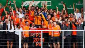 El equipo McLaren celebra el tercer puesto de Carlos Sainz en el GP de Brasil