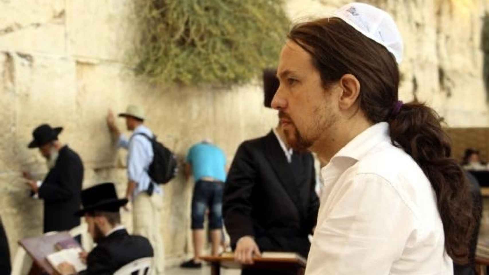 Pablo Iglesias, ante el Muro de las Lamentaciones de Jerusalén, ataviado con la kipá judía.