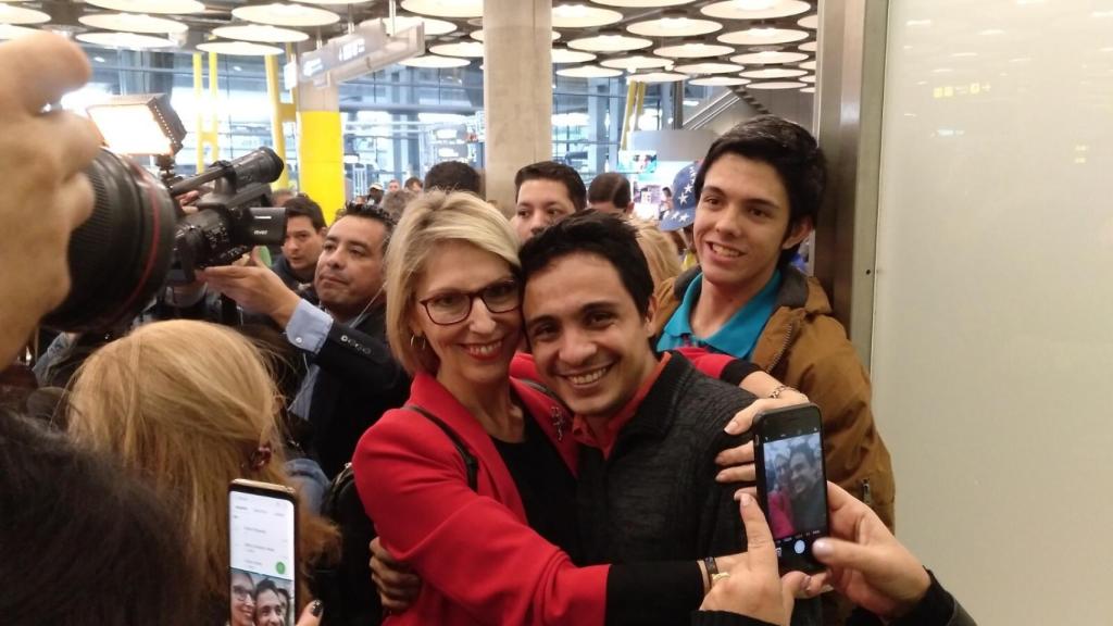La ex eurodiputada Beatriz Becerra recibe en Barajas al refugiado político venezolano Lorent Saleh.