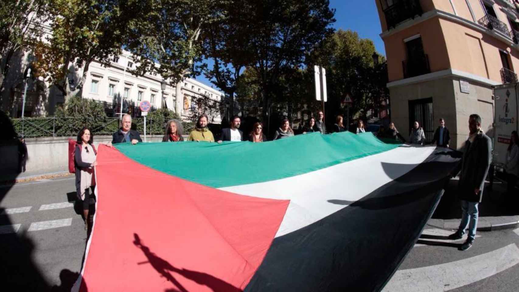 Diputados de Unidos Podemos reciben a Reuven Rivlin, presidente de Israel, con una gran bandera palestina.