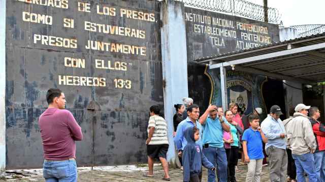 Familiares reunidos en la cárcel de Honduras donde se ha producido la muerte de 18 presos.
