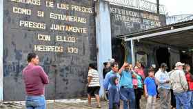 Familiares reunidos en la cárcel de Honduras donde se ha producido la muerte de 18 presos.