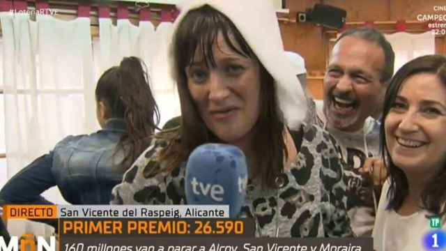 Natalia Escudero, la reportera de 'Las mañanas de RTVE', celebró en directo que había ganado 'El Gordo'.