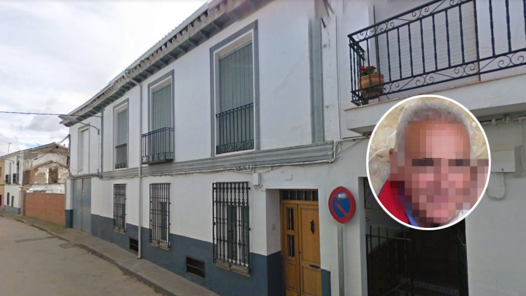 Santos, el guardia civil retirado en una imagen publicada por Antena 3, y la calle donde reside, en Villanueva de Alcardete.