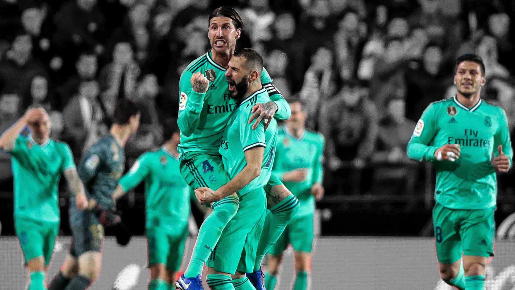 Sergio Ramos y Karim Benzema celebran el gol frente al Valencia
