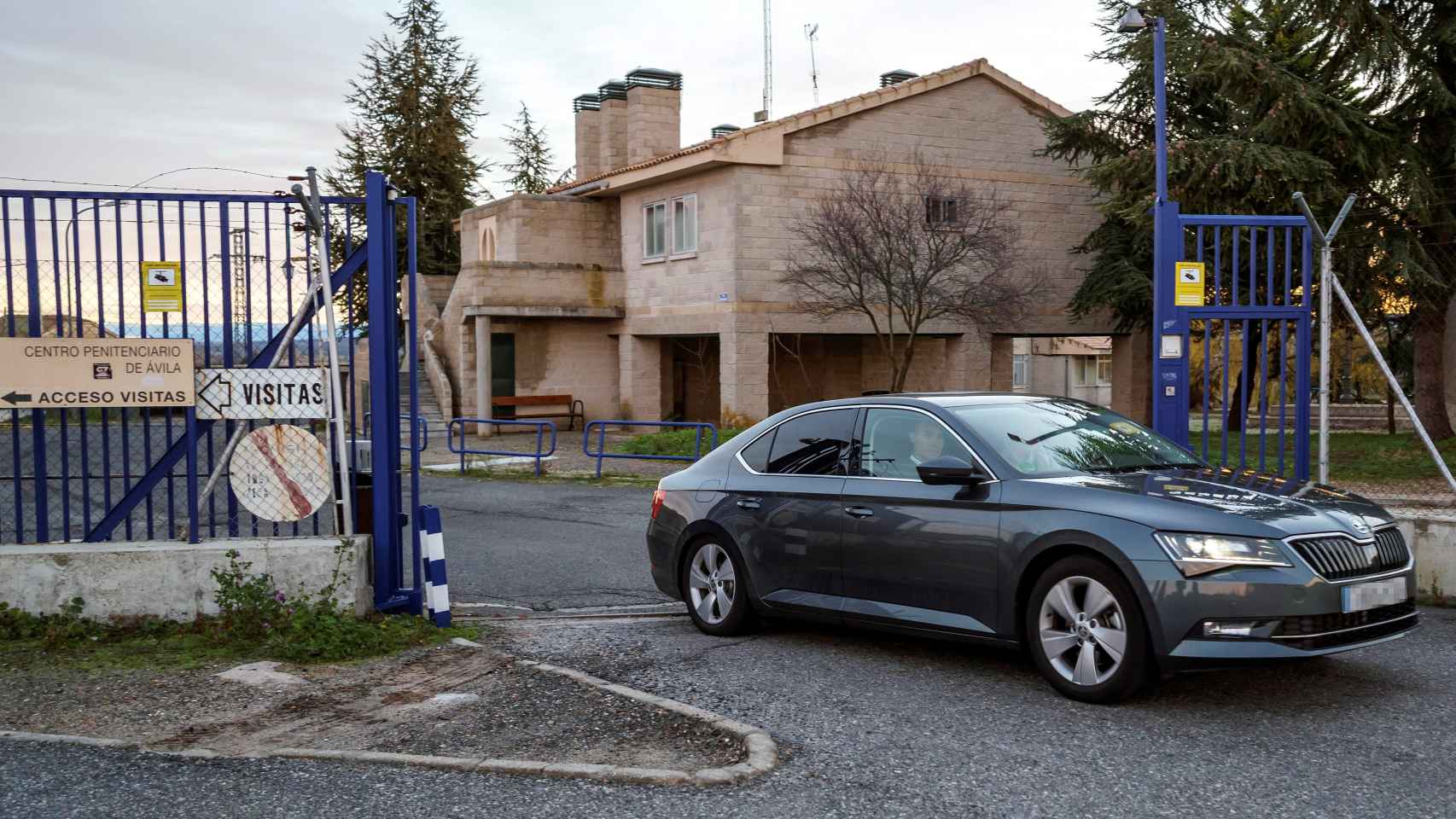 Detalle del coche abandonado el centro penitenciario de Brieva, en Ávila, donde cumple su condena Urdangarin.