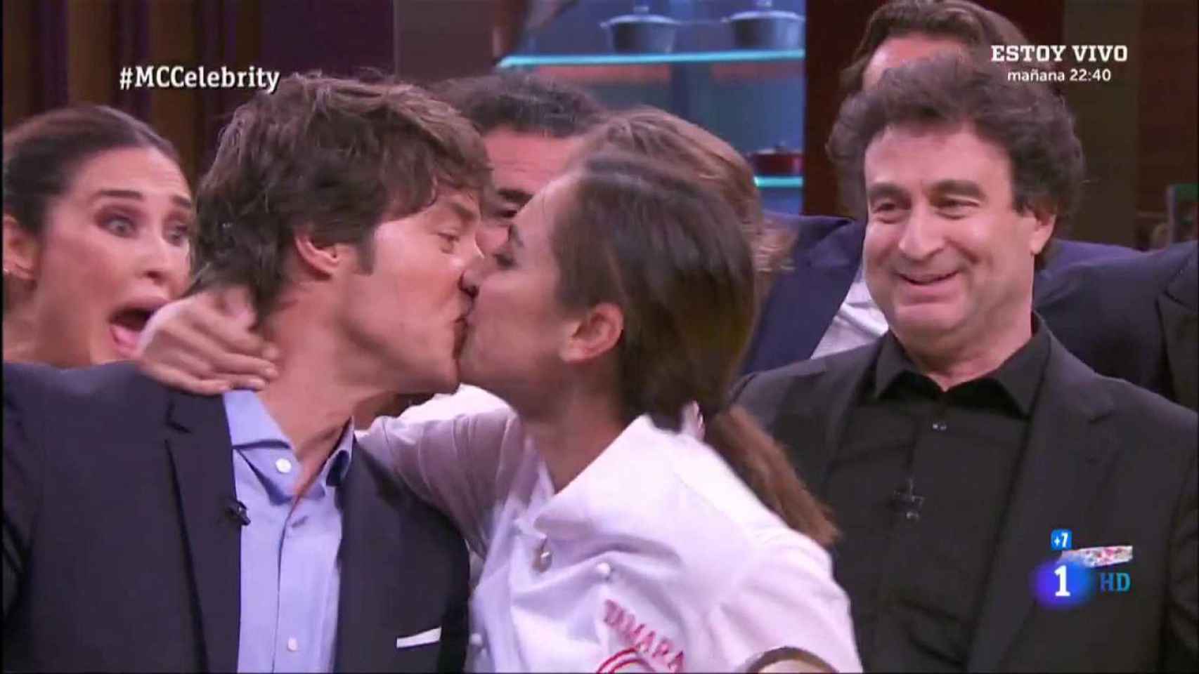 El beso de Tamara Falcó y Jordi Cruz, en la final.