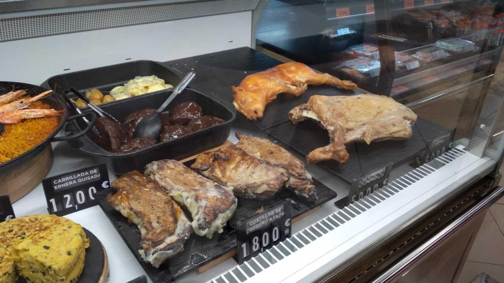 Estante con la comida del menú de Nochebuena del 'Listo para llevar' de Mercadona.