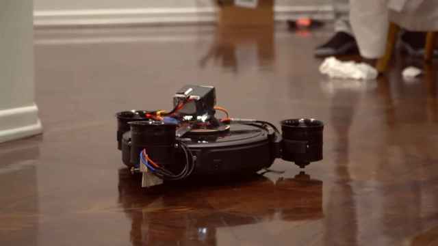 Crean la Roomba voladora, el dron que deja tu casa impecable