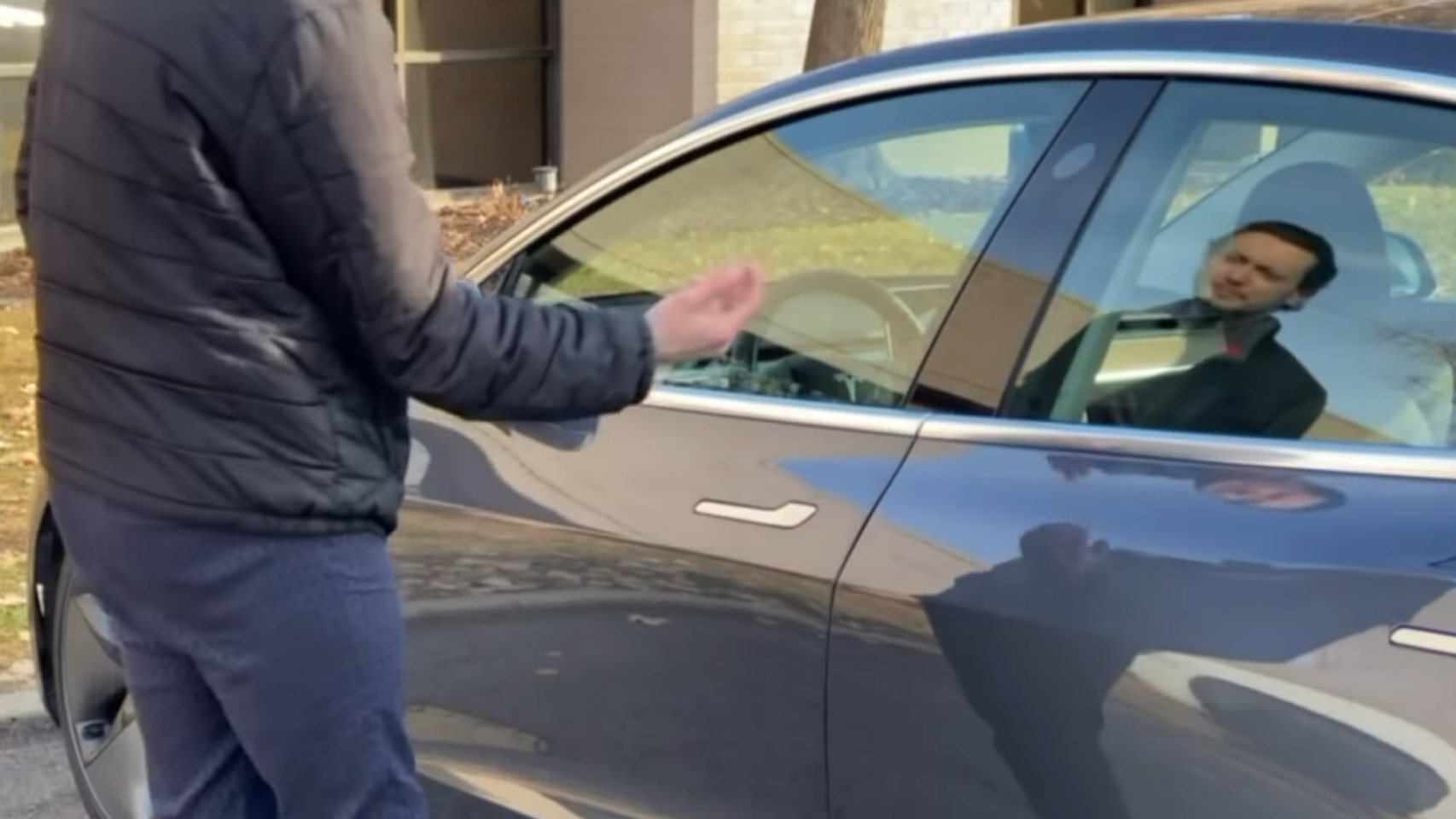 El conductor de Tesla se implantó la llave en la mano