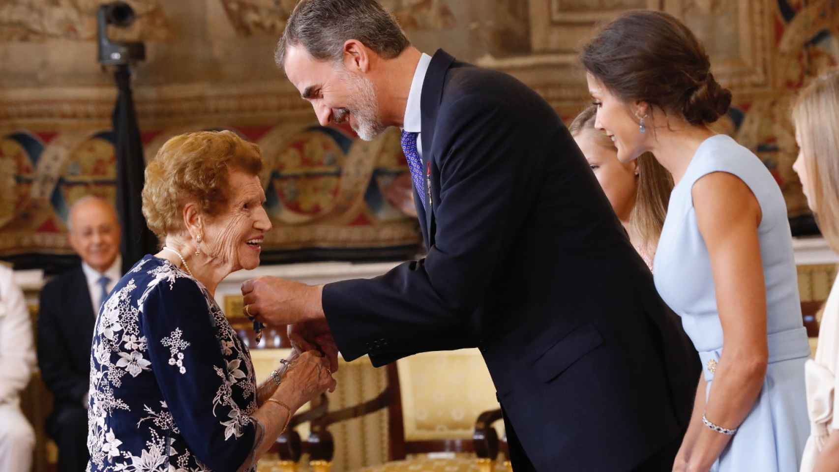 El rey condecora con la Orden del Mérito Civil a Clotilde Venial Gómez en junio de 2019.