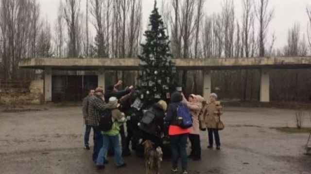 Levantan el primer árbol de Navidad en Chernóbil desde la catástrofe nuclear