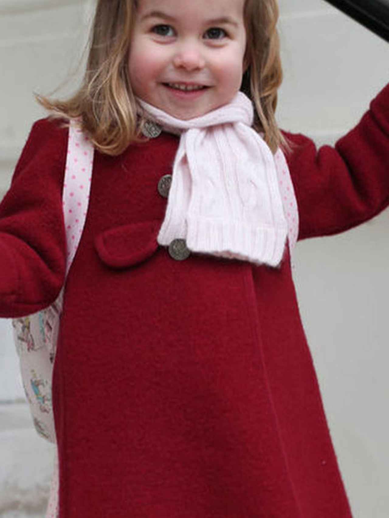 La pequeña Charlotte con el mismo abrigo en rojo.