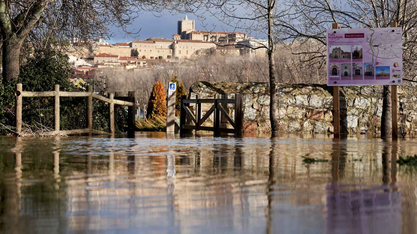 Vista de la crecida del río Adaja el pasado 21 de diciembre, afluente del Duero, a su paso por Ávila.