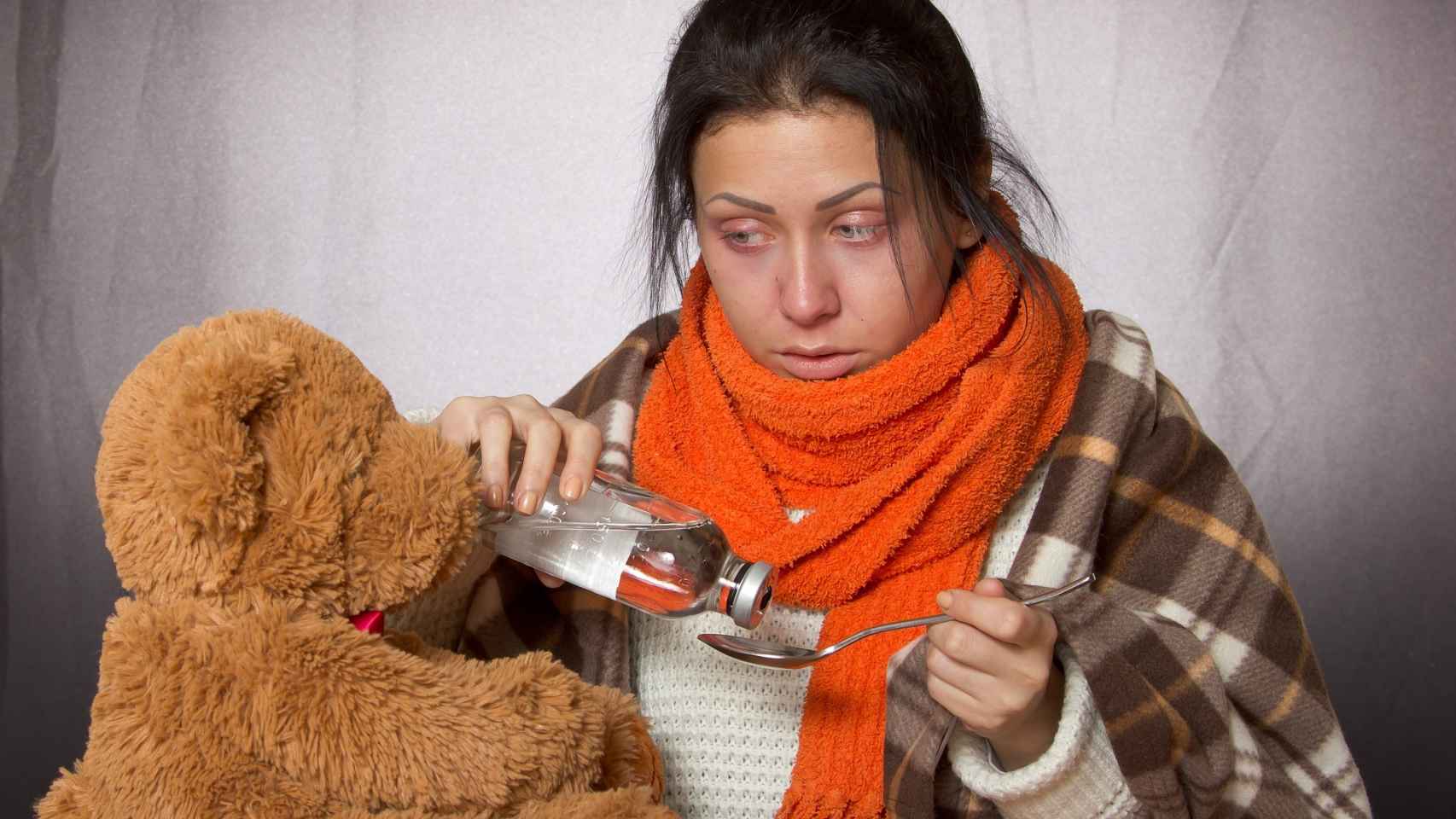Mujer afectada por la gripe común.