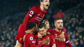 Los jugadores del Liverpool celebran uno de los goles del partido