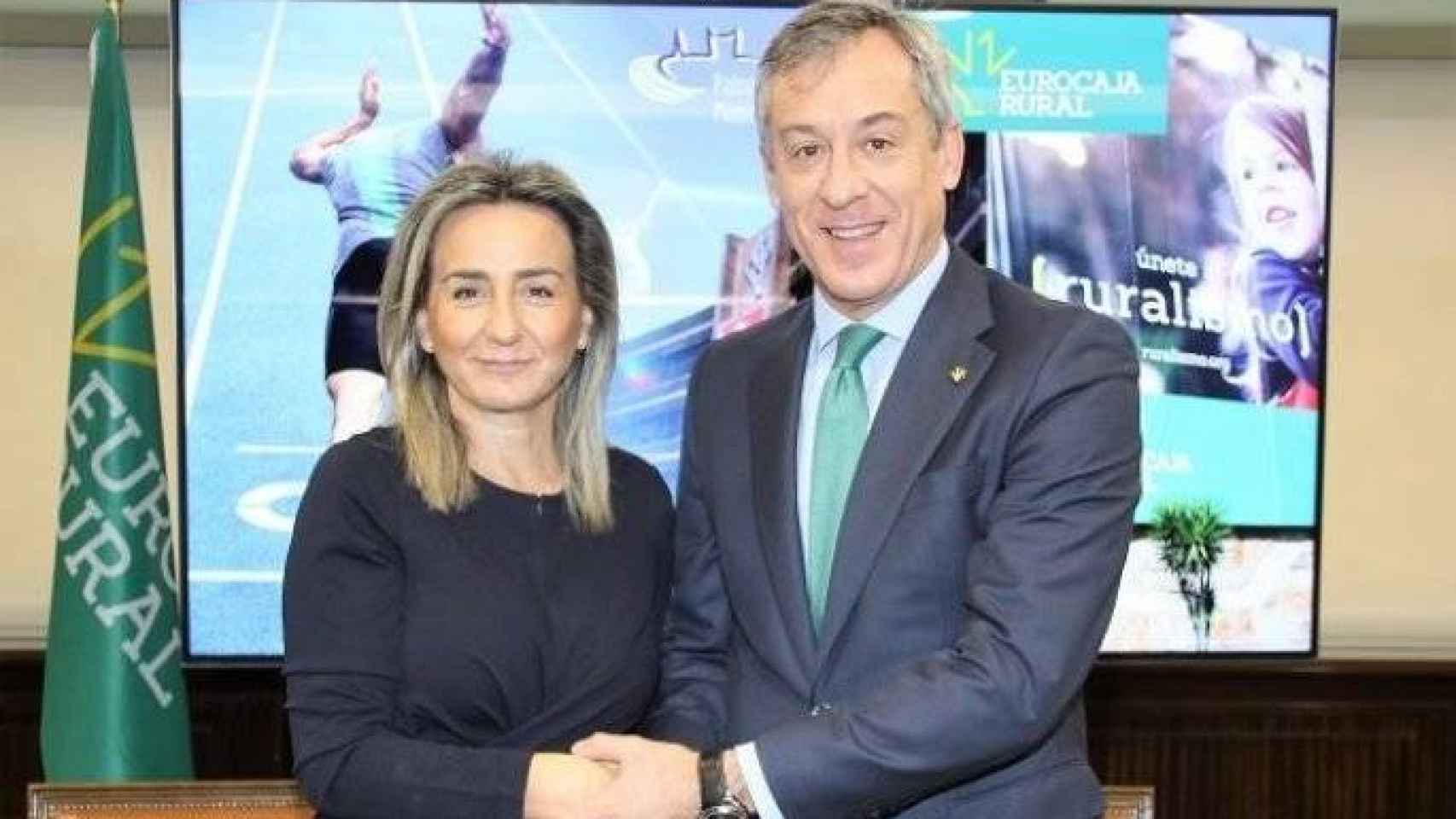 Milagros Tolón y Javier López en la firma del convenio del Ayuntamiento de Toledo y Eurocaja Rural