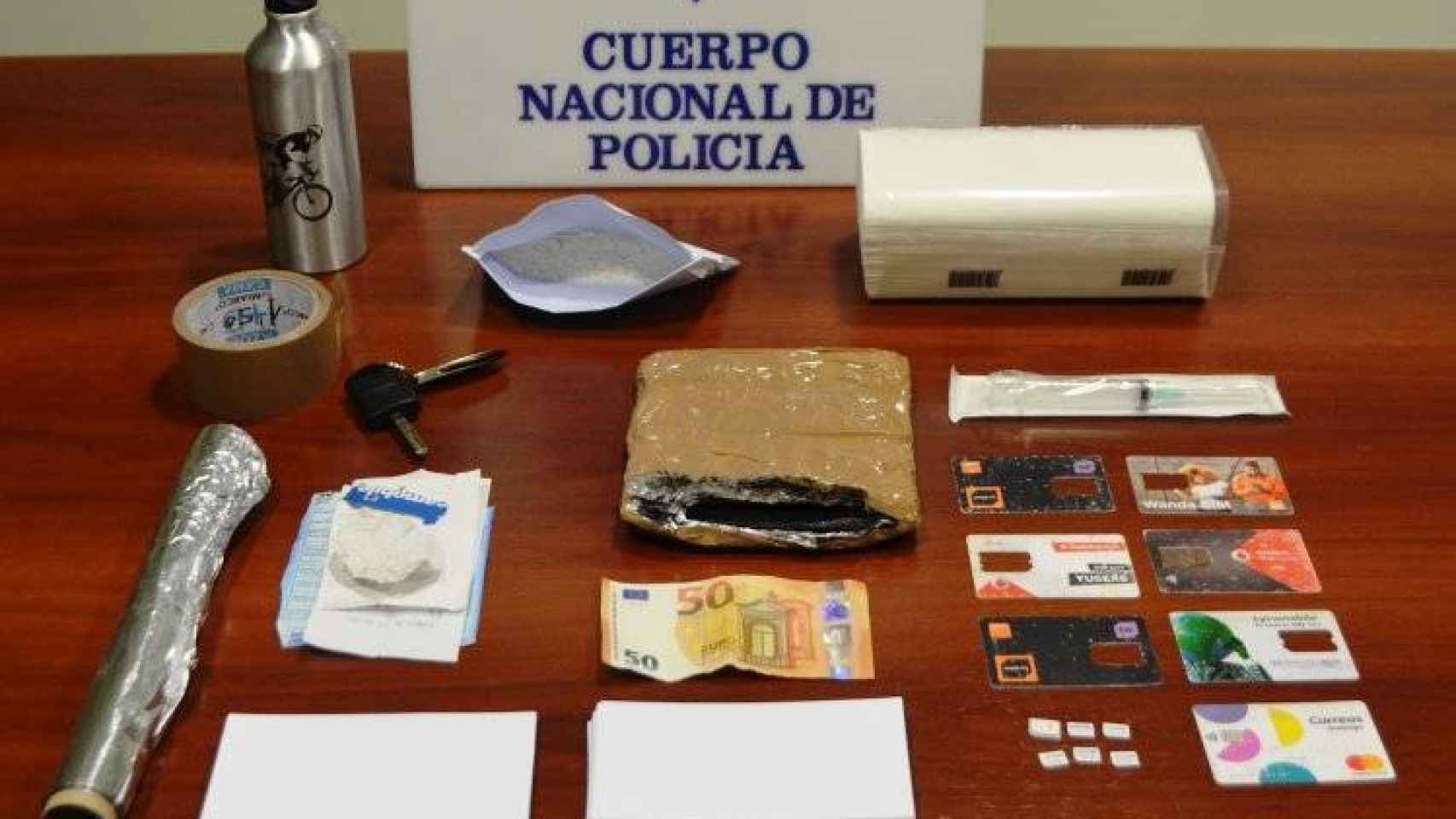 Utensilios para la comisión de la estafa de los billetes tintados y otros objetos confiscados por la Policía