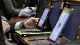 Diputados en el Congreso con sus dispositivos electrónicos.