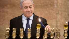 Benjamin Netanyahu,  primer ministro de Israel, enciende la primera vela de Hanukkah.