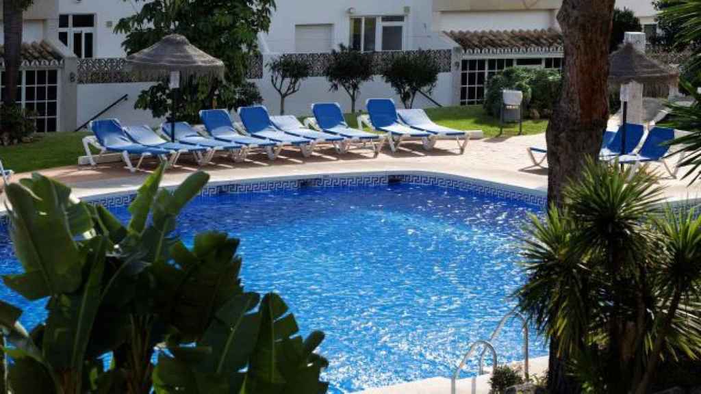 La piscina donde se produjeron los hechos, en Mijas (Málaga).