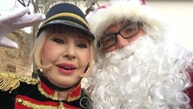 Mariluz y el tuitero enfundados en sus papeles navideños para la cabalgata