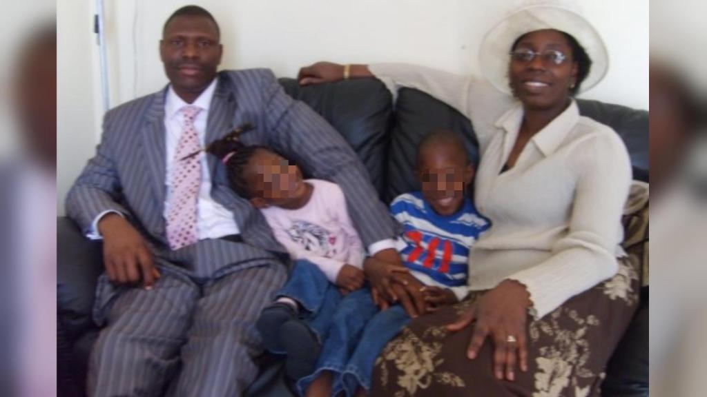 Gabriel y Olubunmi, junto a sus hijos Praise y Favour.