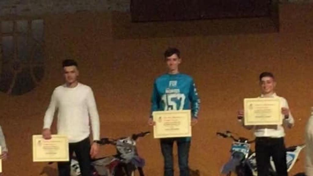 Samuel James Spinks, campeón 2019 de MX en la categoría de 125 centímetros cúbicos en la Comunidad Valenciana, le rinde homenaje.