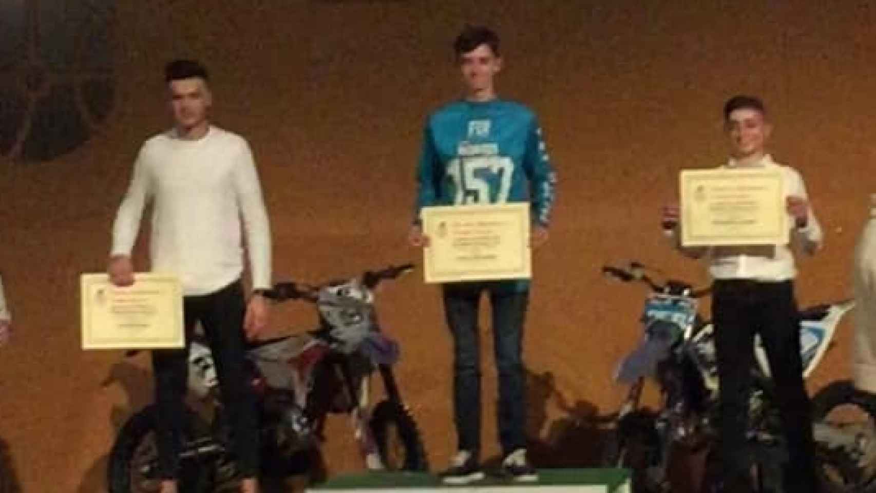 Samuel James Spinks, campeón 2019 de MX en la categoría de 125 centímetros cúbicos en la Comunidad Valenciana, le rinde homenaje.