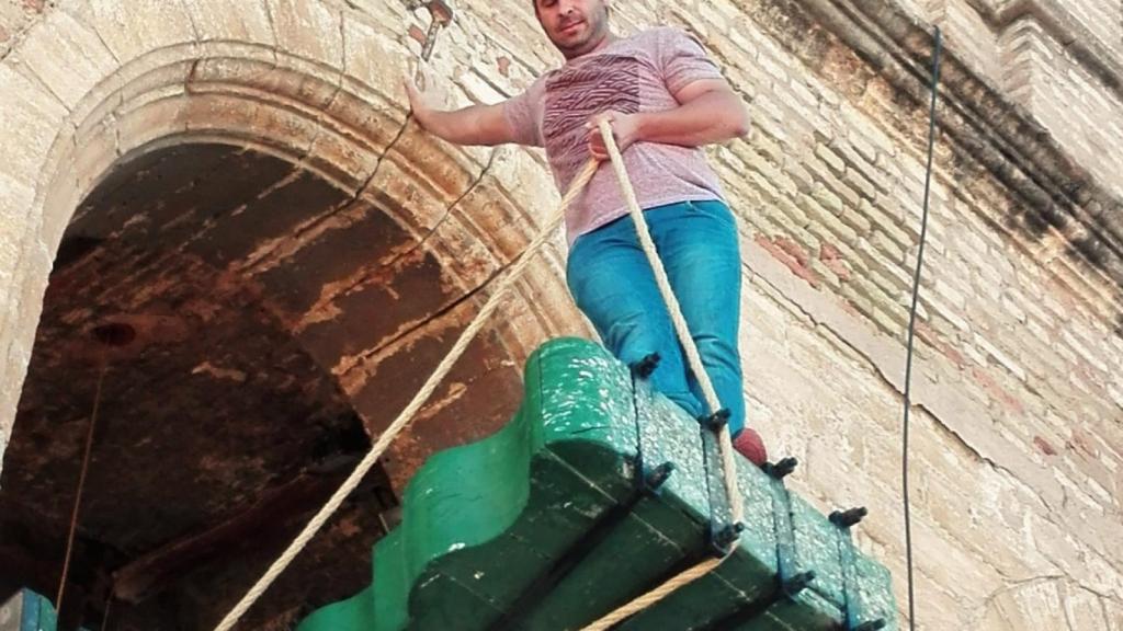 Carlos Palacios, en balanza, en un cartel de la Asociación de Campaneros de Utrera.