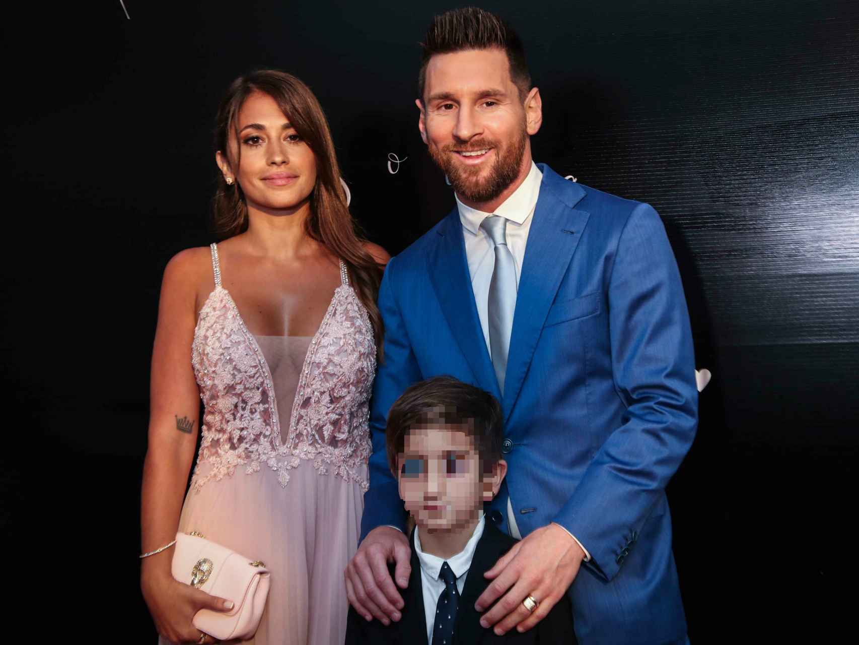 Leo Messi junto a su esposa y su hijo en la boda de Luis Suárez.