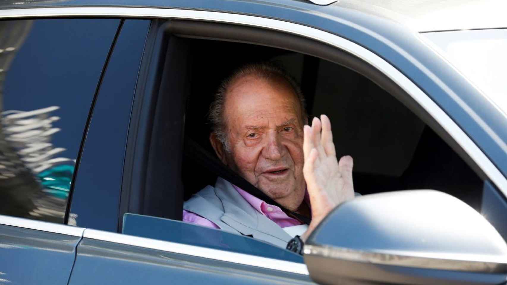 Juan Carlos I sale de la clínica Quirónsalud después de someterse a un triple bypass coronario.