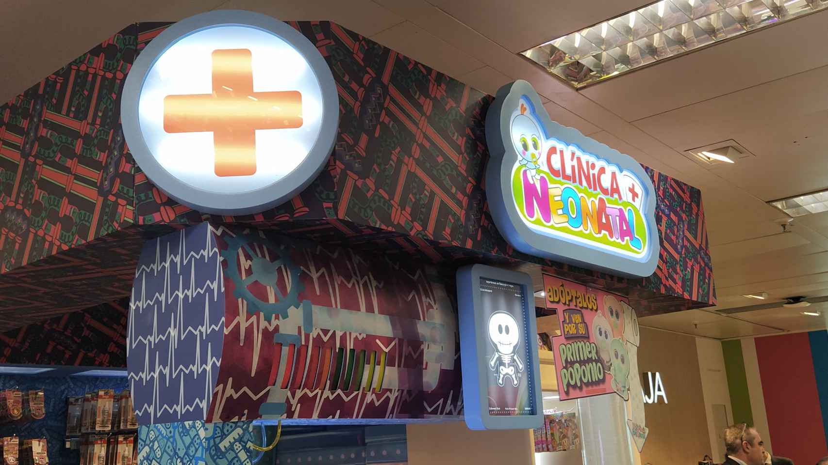 La 'Clínica Neonatal', situada en las jugueterías, es el lugar donde la 'enfermera Tania' atiende a los muñecos.