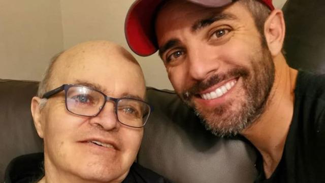 Roberto Leal junto a sus padre en una imagen de sus redes sociales.