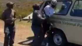 Unos guardias detienen al ciclista Nicolas Dlamini y le rompen el brazo