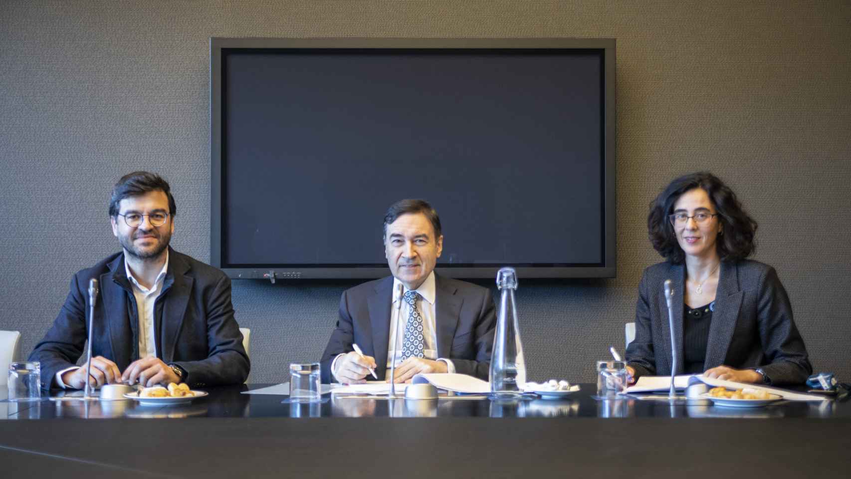 Gonzalo Martín-Vlla, CIO de Telefónica Digital, Pedro J. Ramírez, presidente ejecutivo de EL ESPAÑOL y Cristina Fernández, directora legal M&A, finanzas y mercantil de Telefónica, S.A.