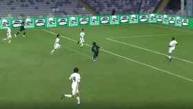 Paulo, chuta el balón de uno de sus goles ante el Al Jazira