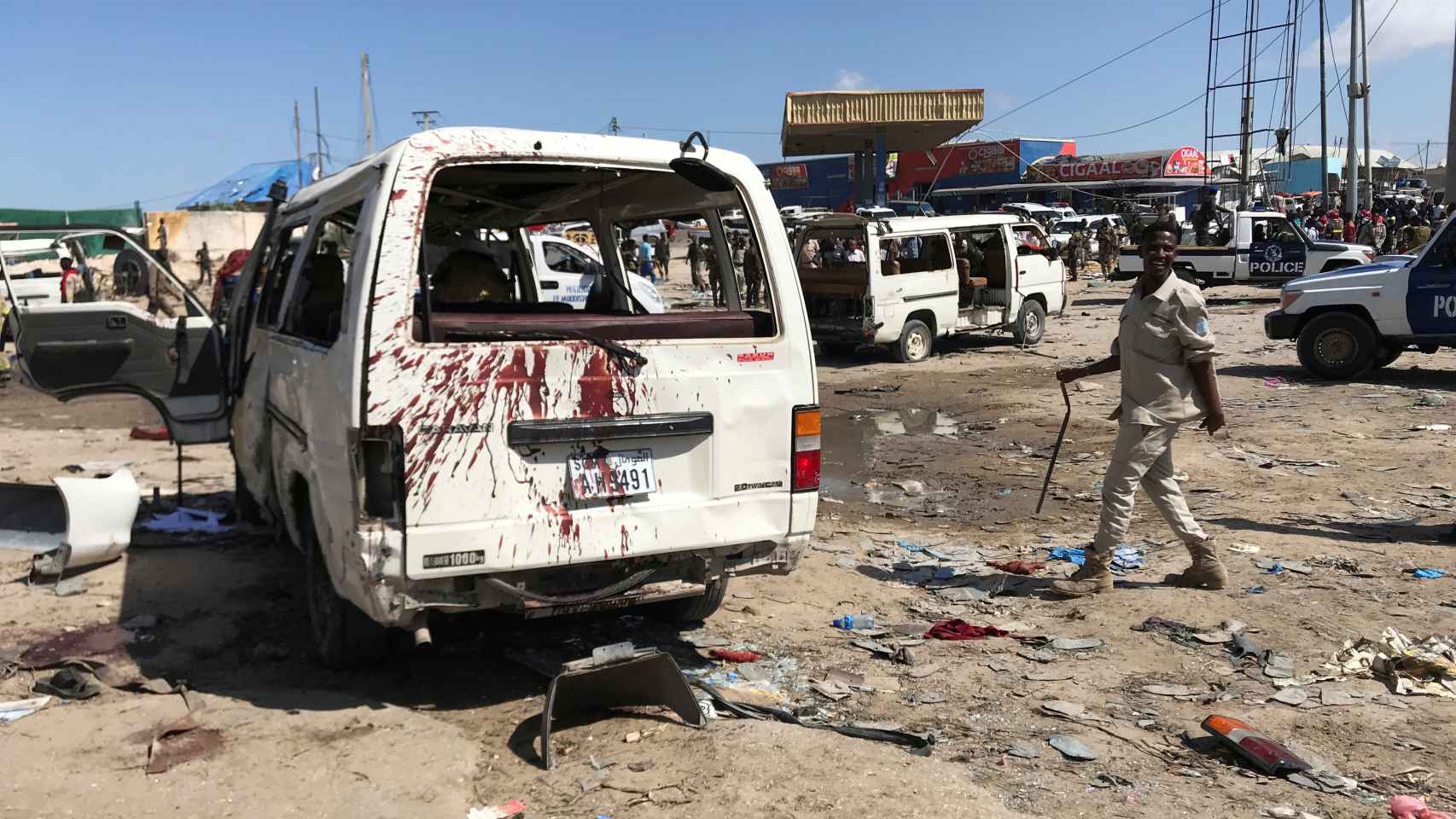 Un coche bomba causa al menos 25 muertos en Mogadisco (Somalia).