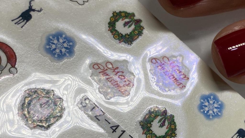 Muestras de decoraciones navideñas con pegatinas.