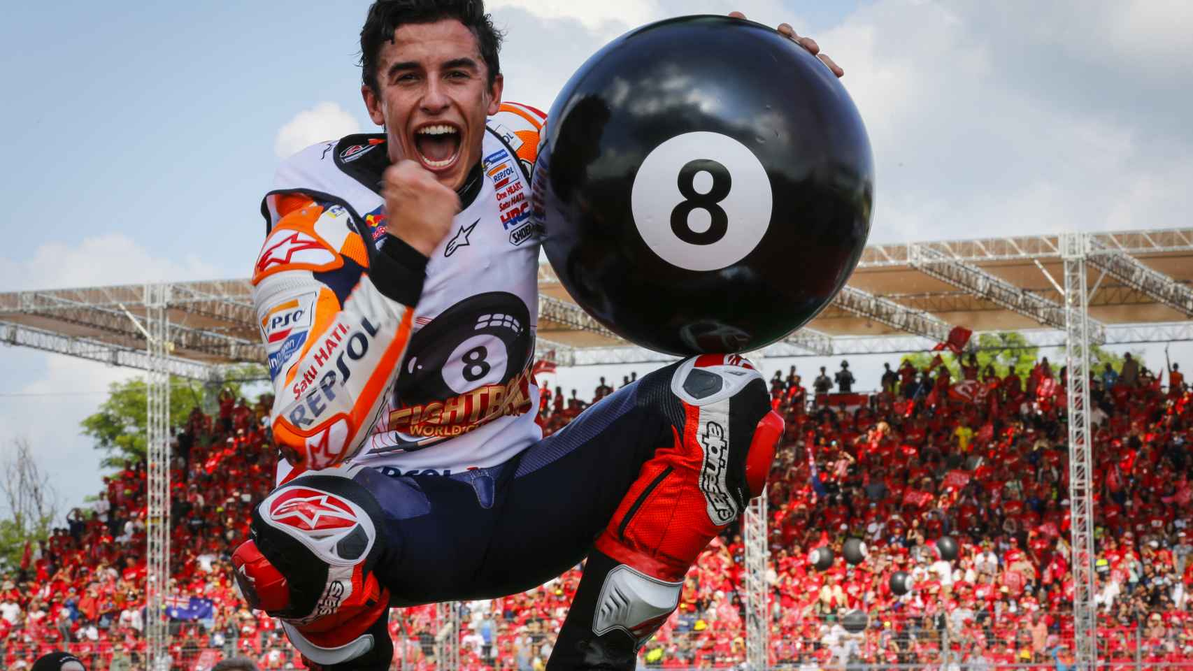 Marc Márquez celebra el título de campeón de MotoGP, logrado en el GP de Tailandia.