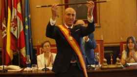 El alcalde socialista de León, José Antonio Díez, tomando posesión del cargo.