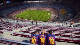 Tres aficionados en el Camp Nou vacío