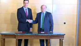Pedro Sánchez y Andoni Ortuzar firman el acuerdo entre PSOE y PNV.