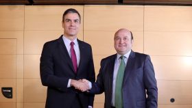 Spanish acting Prime Minister Pedro Sanchez and Basque Nationalist Party (PNV) president Andoni Ortuzar pose after signing an agreement regarding support for Sanchez's confirmation vote at Spain's Parliament in Madrid