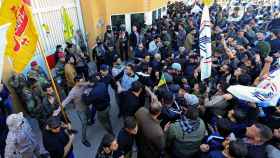 Los manifestantes irrumpen en la Embajada de EEUU en Bagdad.