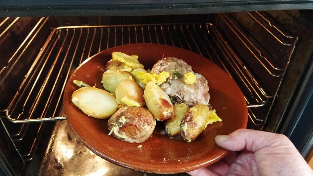 Instantes en el que, con el horno a 220 grados, procedemos a meter unas de las piezas del cordero.