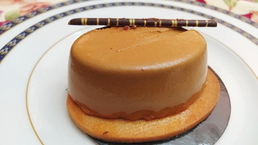 Este es el mousse de praliné, chocolate y caramelo.