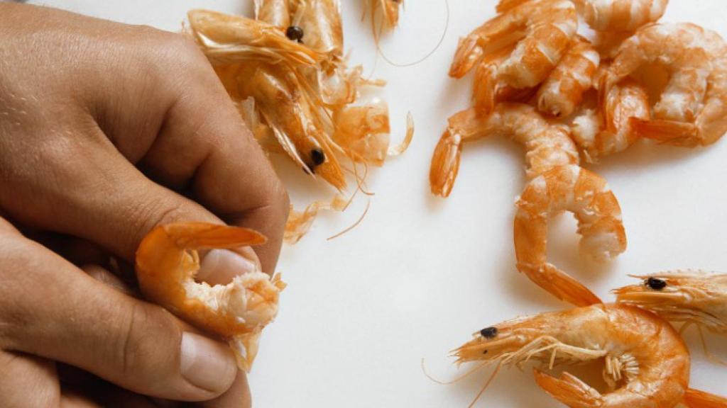 Pelando gambas.